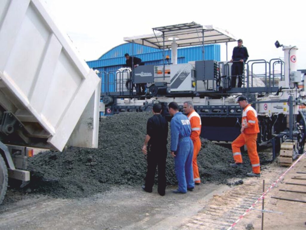 Trasporto sui camion e scarico in cantiere del calcestruzzo